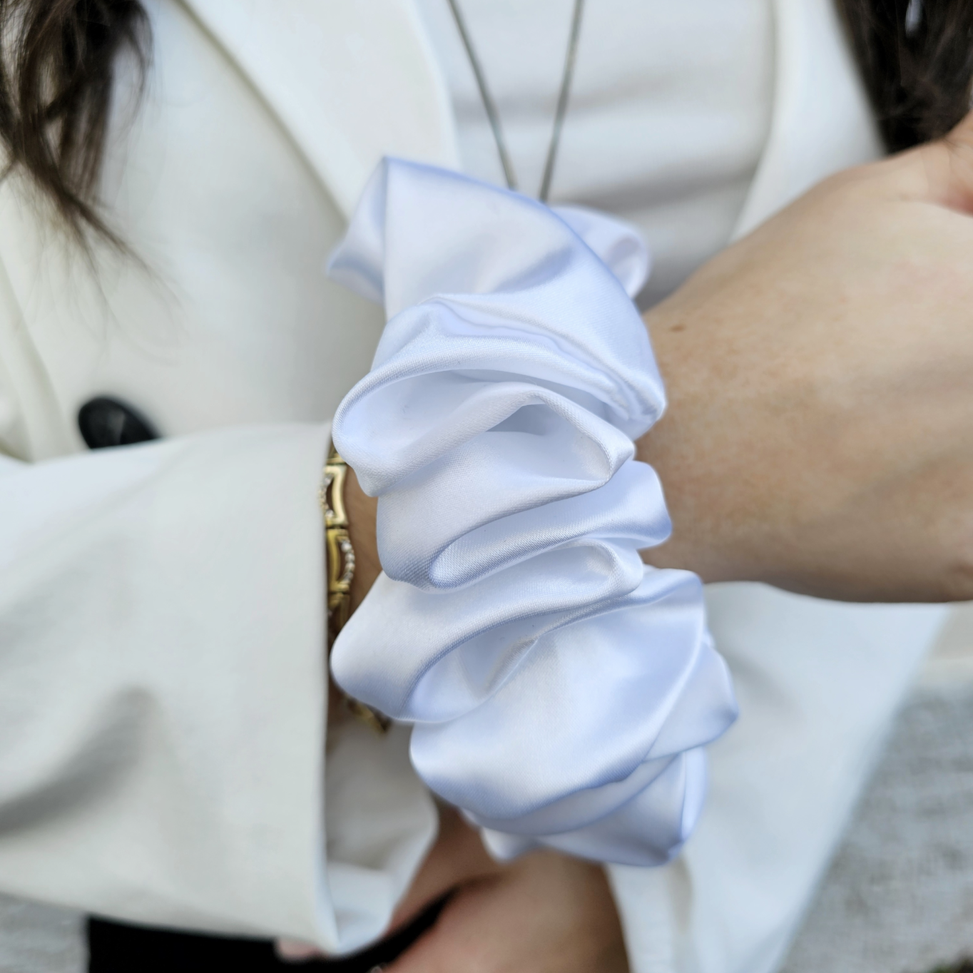 Scrunchie gumička do vlasů MATEA WHITE2